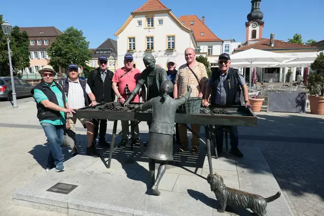 Die Oedheimer Teilnehmer beim Ausflug der Altersabteilungen des KFV Heilbronn nach Schwetzingen probieren sich als Spargelverkäufer. | Foto: Freiw. Feuerwehr Oedheim