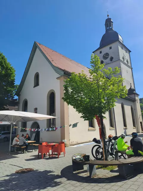 Einpflanzaktion und Stunde der Gartenvögel an der Kirche Dörzbach | Foto: Sarah Peters