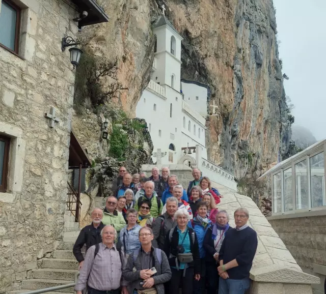 Die Reisegruppe beim Kloster Ostrog | Foto: Manfred Wiedemann