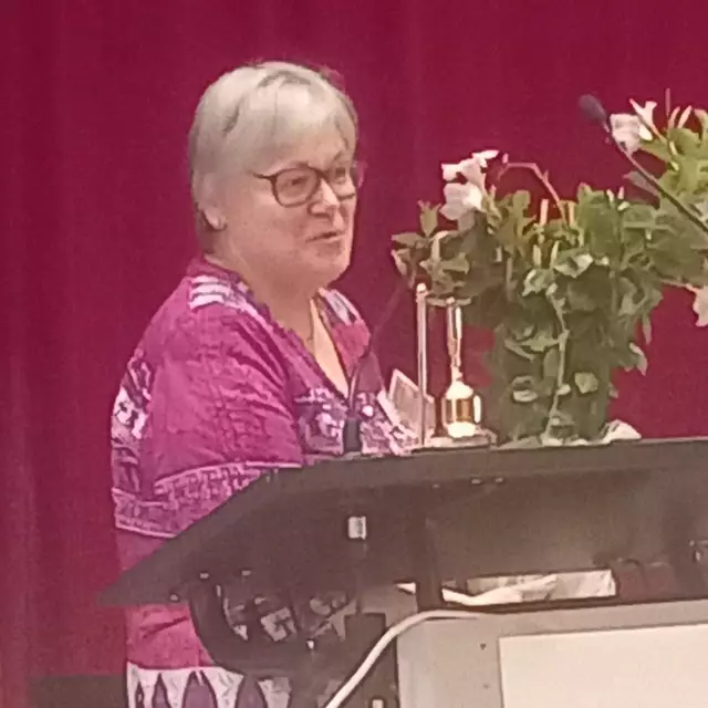 Unsere 1.Vorsitzende Marie Fischer hat auch mal Anlass zum Lächeln, hier bei der Blumenübergabe an Gaby Naumer. | Foto: Foto privat