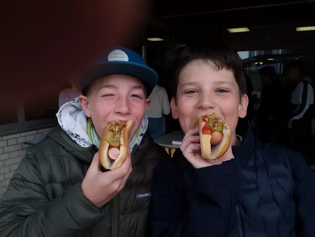 Die zufriedenen Kunden Frederik und Levi lassen es sich schmecken. | Foto: Leintal-Schule