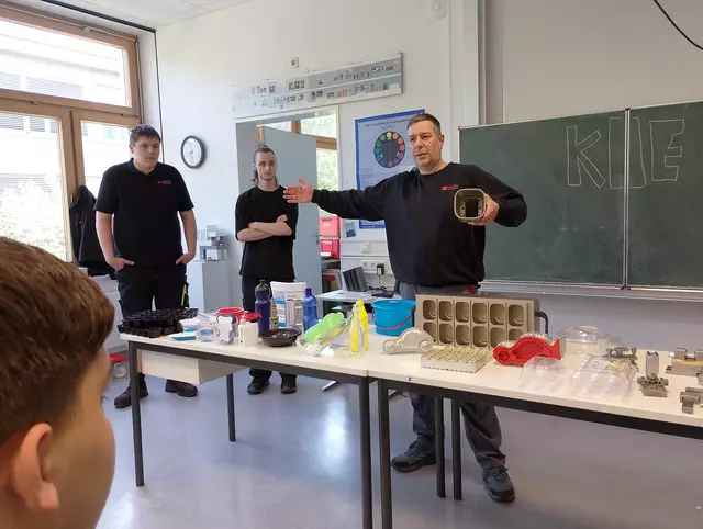 Die Ausbilder und deren Azubis stellten praxisnah ihre Firmen vor. | Foto: Leintal-Schule