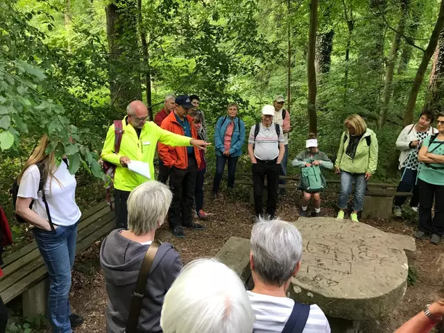 Wanderführer Gerhard Bächtle erläutert Details zur Geschichte des 'Steinernen Tischs' | Foto: Schwäbischer Albverein e.V. Bitzfeld