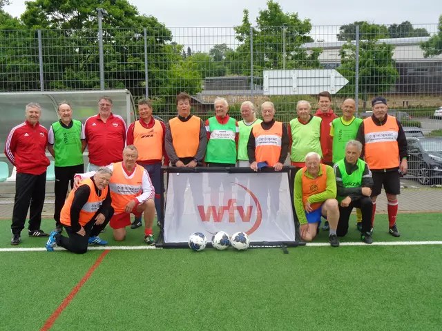 Fleiner Ü60/70-Seniorenfußballer mit WFV-Funktionär Jan Czeilinger und den Verantwortlichen des Fußballverbandes Franken Hartmut Megerle und Harald Pfeifer | Foto: Alfred Kulka