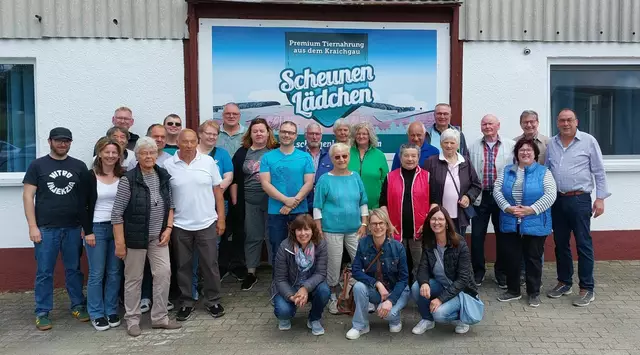 Begeisterte Besucher im Scheunenlädchen | Foto: Corinna Pfeifer