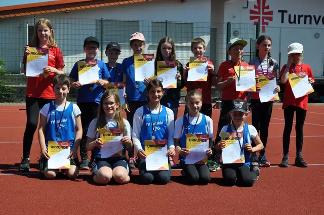 Alle Kinder erhielten eine Medaille und eine Urkunde | Foto: Rolf Krüger
