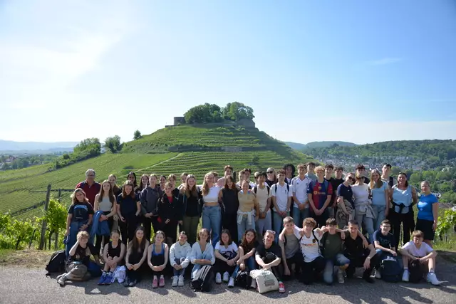 Die Austauschgruppe wanderte vorbei an der Burgruine Weibertreu zum Kletterpark Weinsberg. | Foto: Ines Leitz