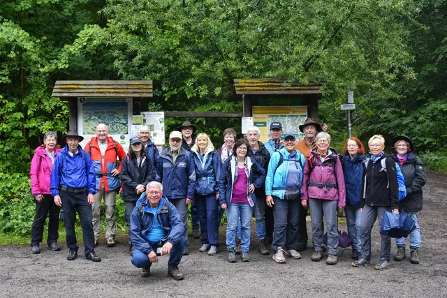 Der Wanderführer und seine Wandergruppe vom SAV Weinsberg am Zollstock bei Prevorst. | Foto: Michael Harmsen