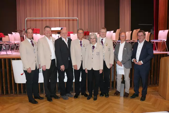 Die Jubilare und rechts MdL Dr. Preusch | Foto: Musikvereinigung Böckingen e.V.