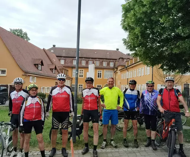 Radsportler vom SV Leingarten vor dem Grävenitzsche Barockschloß von Freudental | Foto: Urheberbild von Willi Frasch