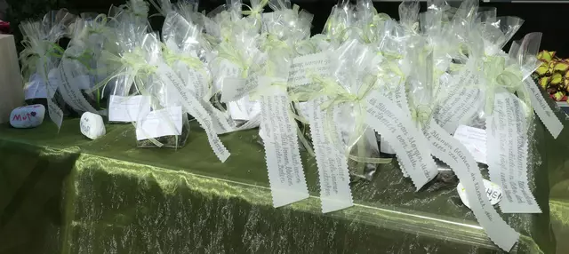 Unser Geschenk - die Blumensamenkugeln mit einem Spruchband. | Foto: Jutta Koster