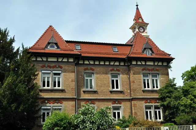 Das wunderschöne Verwaltungsgebäudes mit vierseitig abgewalmten Dach- und Glockentürmchen aus dem Jahr 1897/98. | Foto: Daniela Somers
