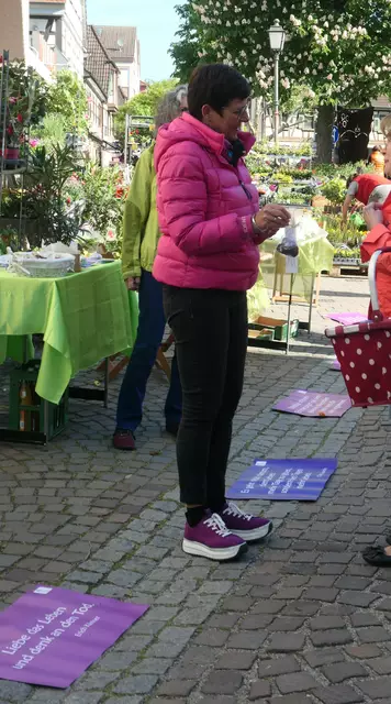 Die Einsatzleiterin Maren Hettler-Wiedermann - auch im Stehen ist gut miteinander reden. | Foto: Jutta Koster