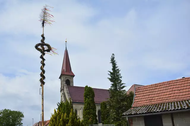 Kirchturm und Maibaum. | Foto: Michael Harmsen