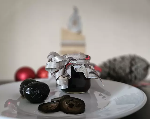 Schwarze Walnüsse passen hervorragend zu Käse, Wildgerichten, Desserts wie Vanilleeis oder Mousse au Chocolat, feinem Gebäck – oder einfach als besondere Nascherei in der Weihnachtszeit. | Foto: Stephanie Rüdele 