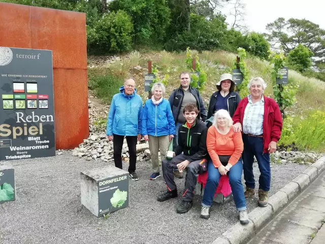 Die Wanderer am terroir f Aussichtspunkt | Foto: Herbert Wied