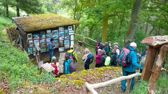 Viel interessantes und wissenswertes erfuhren die Wanderer vom Herrn Zweig, der alle zum Staunen brachte! | Foto: Isolde Reitz