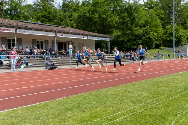 Emma Michels (Bahn 5 - von rechts) läuft zum Sieg über 75 Meter.  | Foto: Rolf Krüger