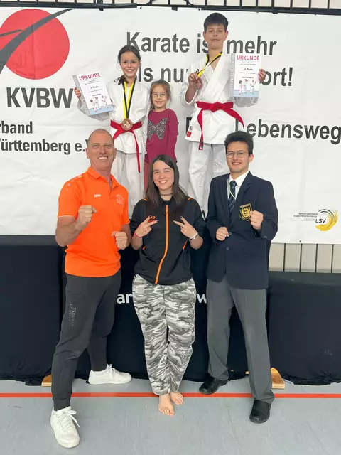 Die Medaillengewinner des Karatevereins Eppingens beim Regio-Cup in Ummendorf: Maya Papp (hinten links) und Luka Colakovic (hinten rechts) sowie (vorne von links) Matthias Schäfer, Helen Heil (beide Betreuer) und Johannes Geng (Kampfrichter) | Foto: Karateverein Eppingen