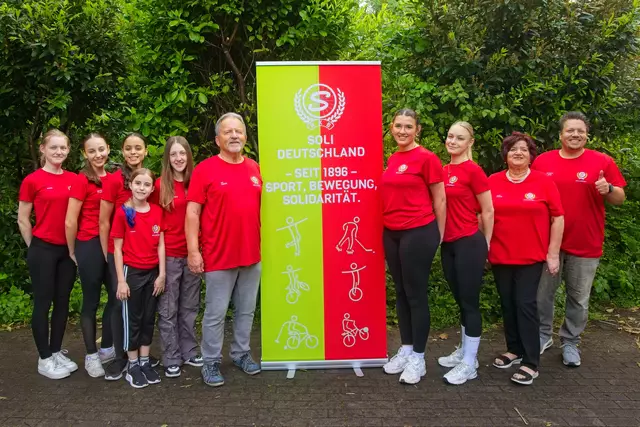 V.l.: Marie Stärker, Jolina Pfundt, Amy Friede, Tiana Gebauer, Junia Bihler, Hanspeter Friede, Alina Huber, Lena Beyer, Rita Friede, Patrick Friede. Es fehlt: Victoria Fox. | Foto: Bild: Thomas Gebauer