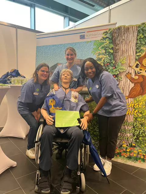 Frau Valentina Wurst, Frau Regina Chocensky und Frau Scovia Akera mit dem Pflegedummy Toni. (von links nach rechts) | Foto: Alexandra Denz