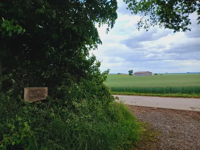Dort drüben sind eine Scheune  und schon die Dächer von Bonfeld zu sehen.   | Foto: sigischlottke