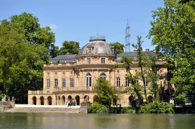 Entlang des Wegs um den See hat man auch immer wieder eine schöne Sicht auf das Schloss. | Foto: Daniela Somers