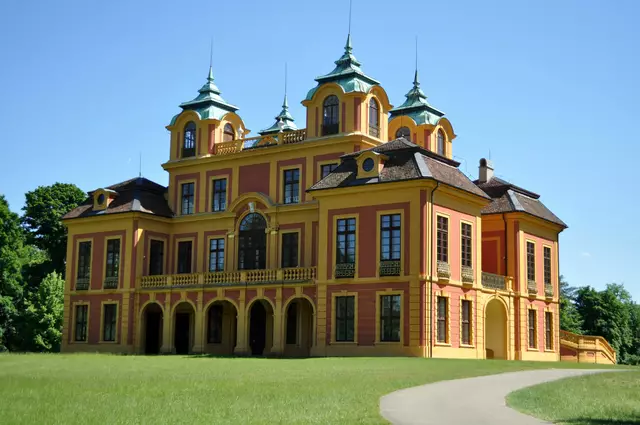 Das Favoritenschloss. Ursprünglich unter Herzog Eberhard Ludwig als barockes Lust- und Jagdschloss erbaut. Unter Friedrich I. erhielt es die bis heute vorhandene elegante Ausstattung im Stil des Klassizismus. | Foto: Daniela Somers