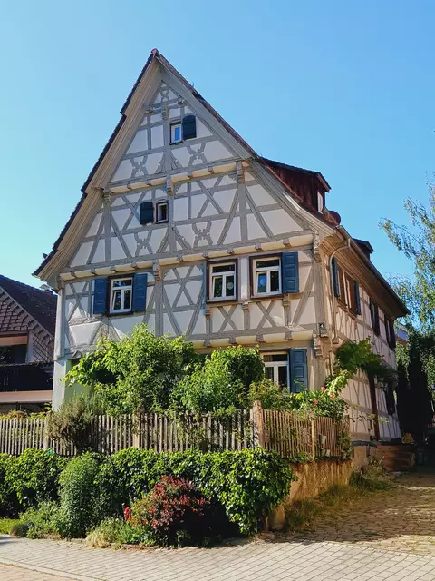 Gegenüber der Kirche steht dieses hübsche Fachwerkhaus.  | Foto: sigischlottke