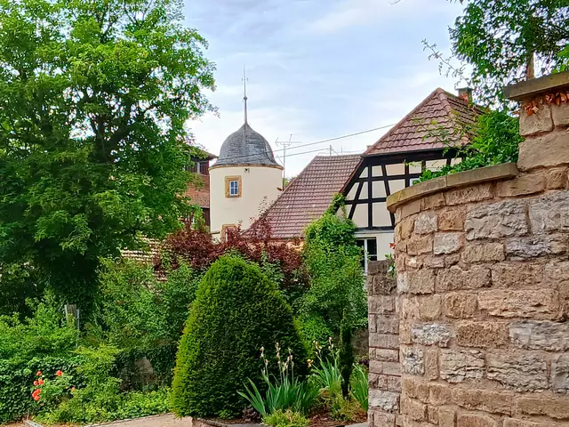 Ein schönes Ensemble - der historische Wasserturm zwischen Fachwerkhaus und Schloss.   | Foto: sigischlottke