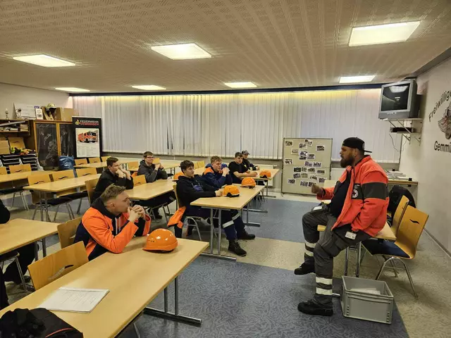 Peter Steinbach vom DRK Ortsverein Gemmingen erklärte den Jugendlichen der Jugendfeuerwehr das Helfer-vor-Ort-System und die Psychosoziale Notfallversorgung im DRK | Foto: Jugendfeuerwehr Gemmingen