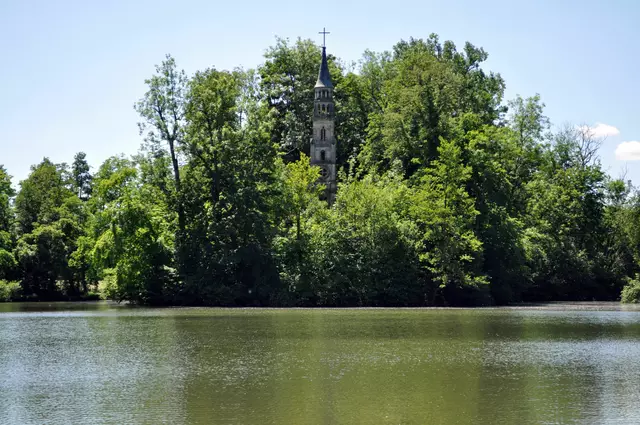 Blick auf den Turm der Inselkapelle. Das Langhaus wurde im 2. Weltkrieg zerstört und ist seit dem eine Ruine. | Foto: Daniela Somers