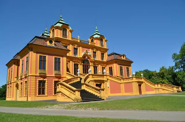 1748 diente das Favoritenschloss als Kulisse für ein prächtiges Feuerwerk bei der Hochzeit Herzog Carl Eugens mit Elisabeth Friederike Sophie von Brandenburg-Bayreuth.  | Foto: Daniela Somers