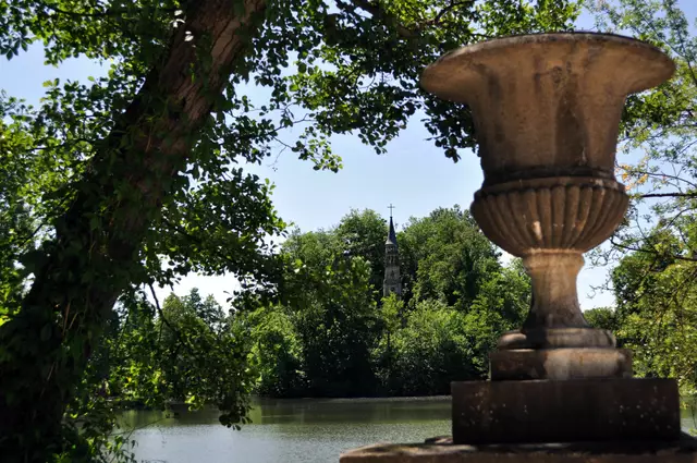 Blick vom Schloss zur Kapelleninsel. Eine der zwei Inseln im See. | Foto: Daniela Somers