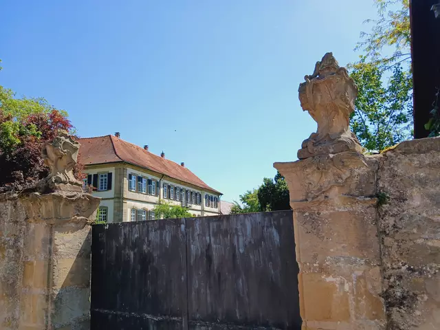 Blick über's Tor auf das Obere Schloss.  | Foto: sigischlottke