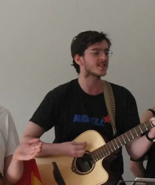 Mit Demokultur, Liedern und Parolen beteiligte sich der Jugendverband REBELL an der Demo gegen den AfD Landesparteitag: "Solidarität heißt Widerstand - Kampf dem Faschismus in jedem Land!" 
(Bild: 1.Maifeier 2024) | Foto: MLPD