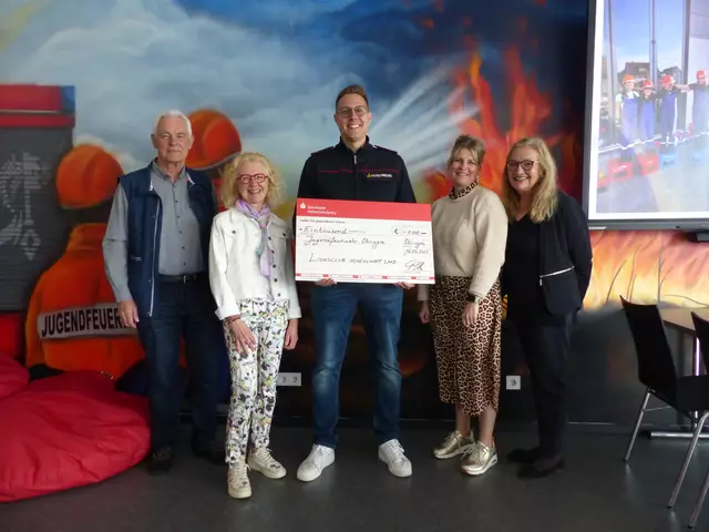 Eva-Marie Bosch (2. v. links) übergibt zusammen mit Peter Müller, Simone Meyer und Rose-Maria Kommnick den Spendencheck an Jugendwart Jan Horina (Bildmitte). | Foto: Lions Club Hohenloher Land