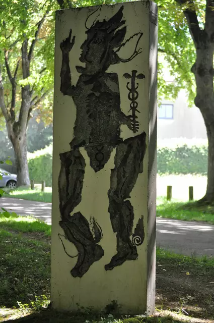 Rückseite einer Stele. Die Stelen beziehen sich auf Mythen und Sagen der Antike, die von Göttern berichten.  | Foto: Daniela Somers