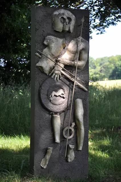 Auf dem Planetenweg. Hier die Stele des Planeten Mars. Die Stelen wurden von Studierenden der Pädagogischen Hochschule Ludwigsburg gestaltet. | Foto: Daniela Somers