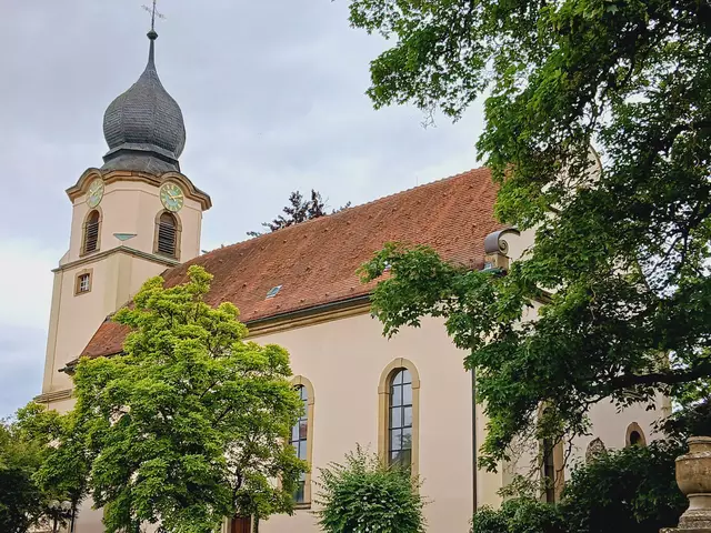 Und hier ist sie  - die imposante Kirche im schönen Bonfelder Ortskern.   | Foto: sigischlottke