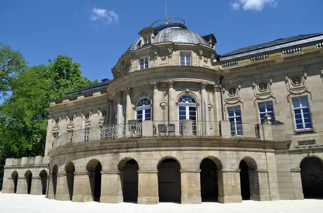 Das Schloss von der Seeseite gesehen. Die Bauarbeiten begannen 1760. Wurden aber unterbrochen und erst 1804 unter Herzog Friedrich I. fertig gestellt. | Foto: Daniela Somers