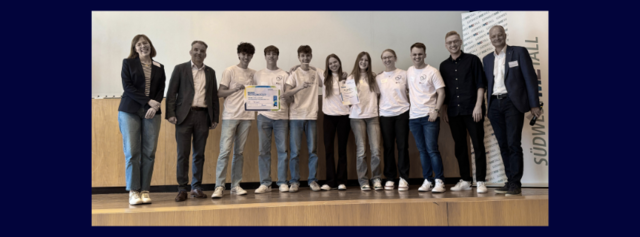 Von der Schule auf das Podium: Erfolgreiche Schülerinnen und Schüler der Josef-Schwarz-Schule. | Foto: IW JUNIOR gGmbH