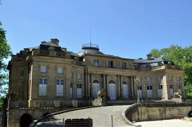 Schloss Monrepos. Seeabgewandte Seite. Der Name kommt aus dem französichen: mon repos: meine Ruhe, meine Erholung. | Foto: Daniela Somers