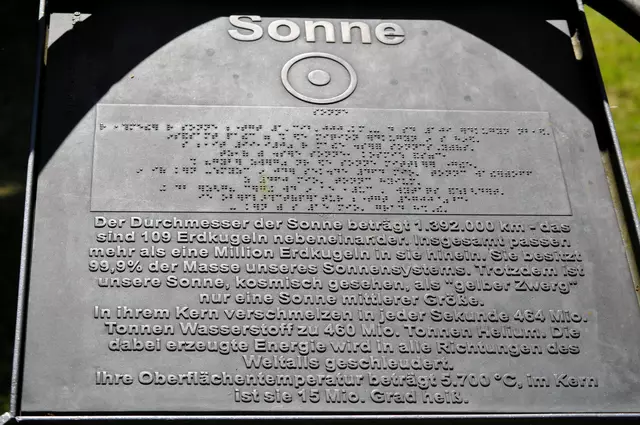 Neben der Skulptur für die Sonne stehen auch viele Informationen rund um die Sonne.  | Foto: Daniela Somers