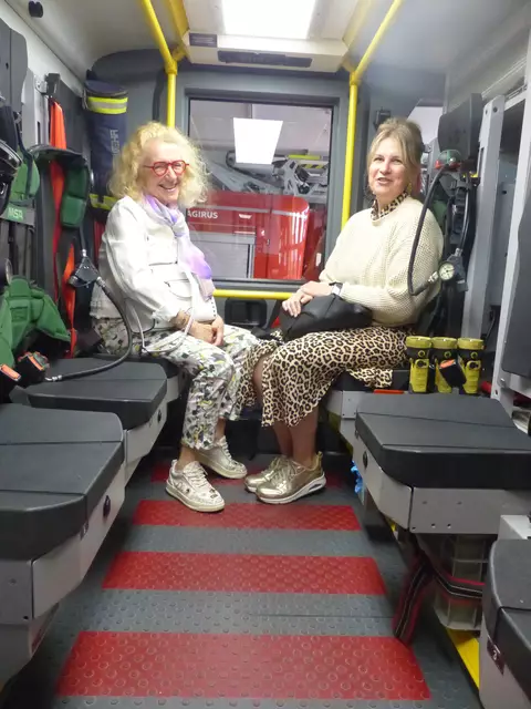 Auch Erwachsene kann ein Feuerwehrauto noch begeistern. | Foto: Lions Club Hohenloher Land