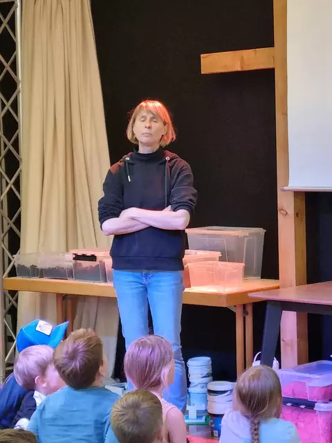 Bei den Bauarbeiterpausen der Api-LEGO®Stadt Brackenheim gab es auch spannende Geschichten über Jesus. Ruth Scheffbuch erzählte sehr eindrücklich. | Foto: Jochen Baral