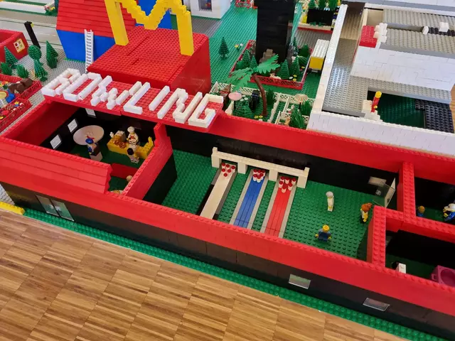 Auf der Api-LEGO®Stadt Brackenheim durfte auch eine Bowling-Bahn nicht fehlen. | Foto: Jochen Baral
