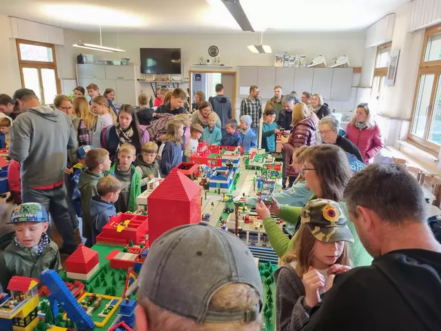 Am Sonntag konnten zum Abschluss alle Familien und Gäste der kleinen Bauarbeiter die Api-LEGO®Stadt Brackenheim bewundern und bestaunen. | Foto: Jochen Baral