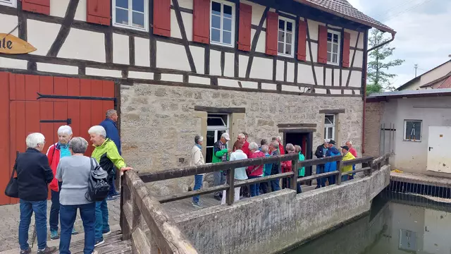 Vor der Ölmühle | Foto: Elfriede Baier 