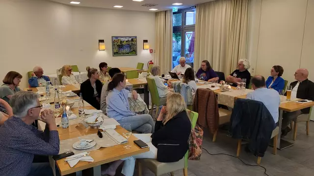 Gespannt wird dem Vortrag von Karin Wohlschlegel und Mann Wolfgang gelauscht. | Foto: Lions Club Hohenloher Land
